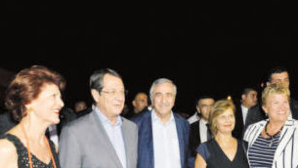 Kıbrıslı lider eşlerinden barışa anlamlı destek