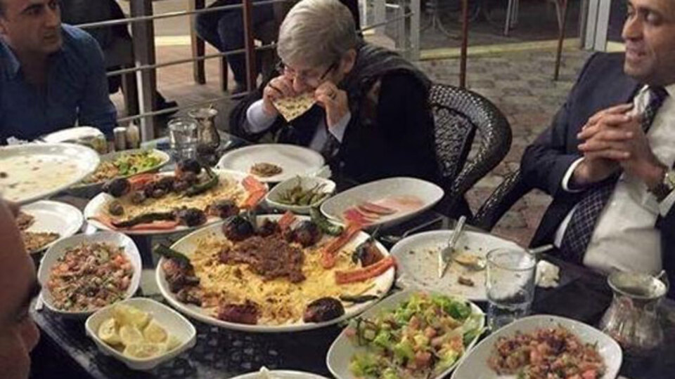 Canan Karatay sofrayı donatınca...