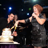 60'ıncı yaşını sahnede kutladı