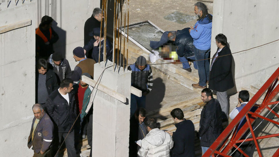 Emniyet müdürlüğü inşaatında vinç devrildi!