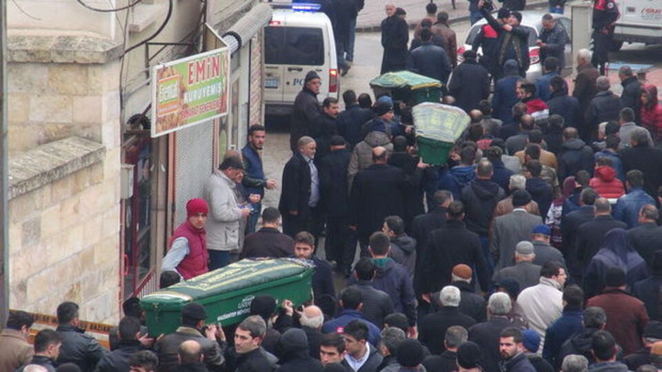 9 kişinin katili komşu köyde saklanmış