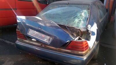 Buz kütlesi arabayı parçaladı!