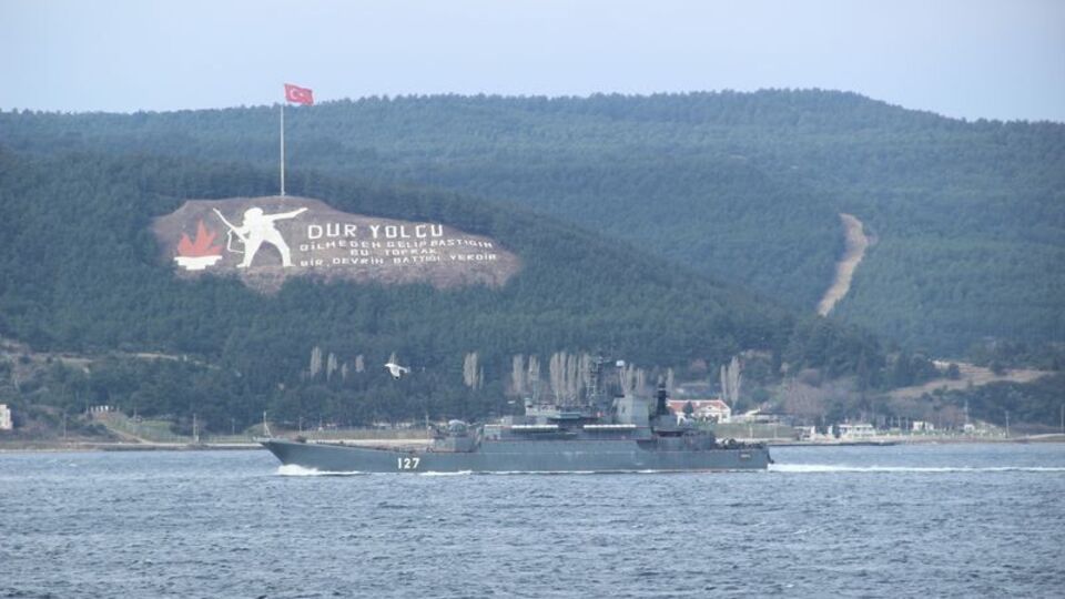 Rus savaş gemileri Boğaz'dan geçti