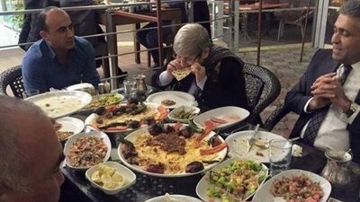 Canan Karatay o fotoğrafın arkasında durdu