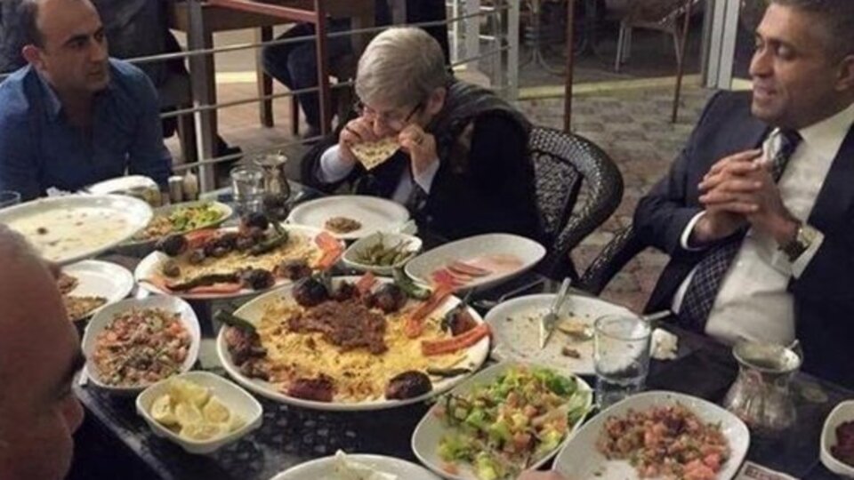 Canan Karatay o fotoğrafın arkasında durdu