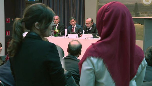 Lahey'de ilginç an! Davutoğlu ne dedi?