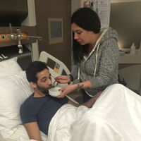 Oğlunu elleriyle besledi