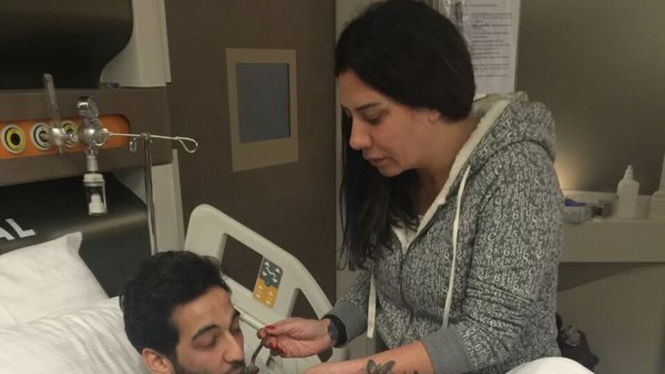 Oğlunu elleriyle besledi