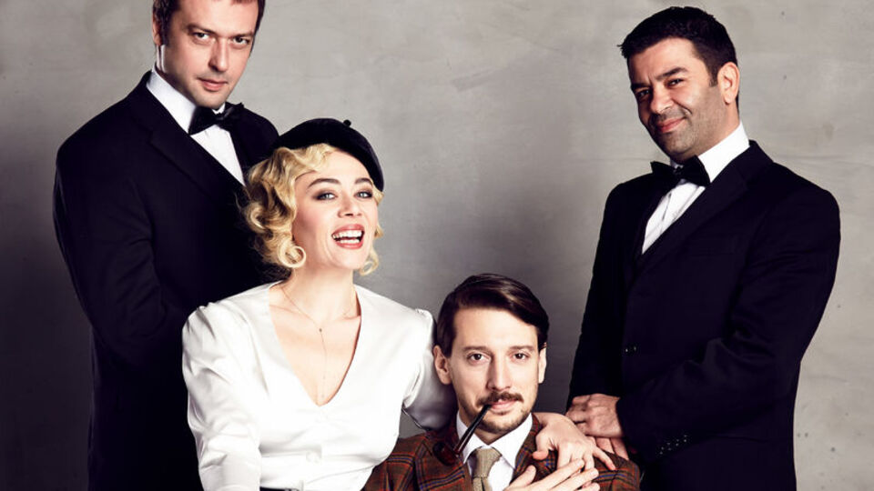 '39 Basamak' tiyatro sahnesinde