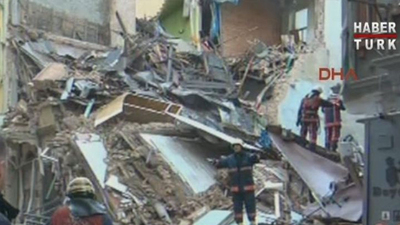 Beyoğlu'da iki bina çöktü