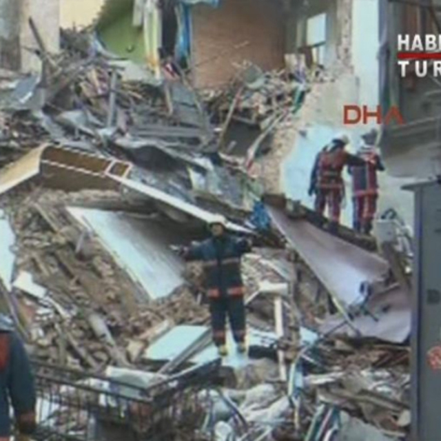 Beyoğlu'da iki bina çöktü