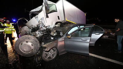 Kamyonet otomobilin üstüne düştü!