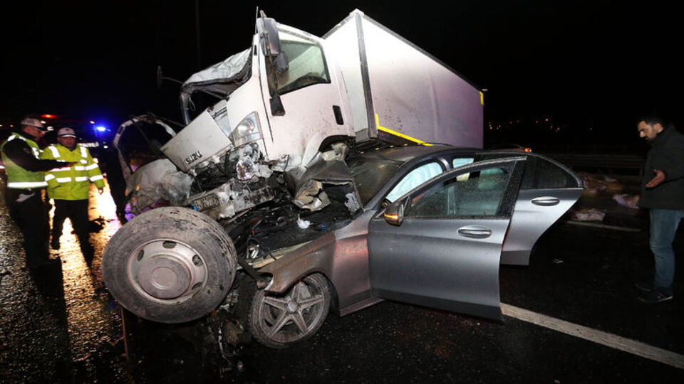 Kamyonet otomobilin üstüne düştü!