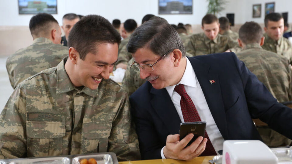 Askerlerle yemek yedi