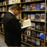 Başbakan Davutoğlu’ndan "kitap dedektifi"ne takdirname