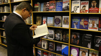 Başbakan Davutoğlu'ndan "kitap dedektifi"ne takdirname