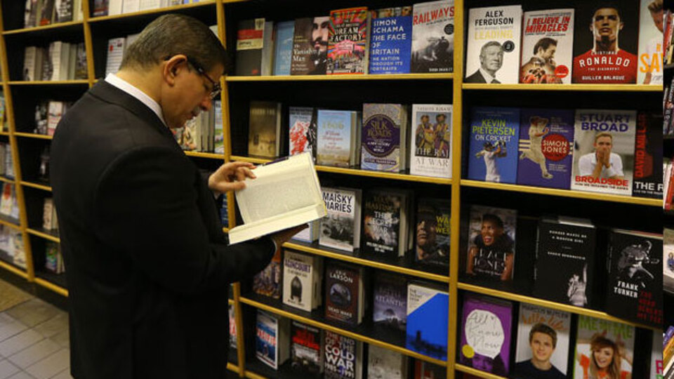 Başbakan Davutoğlu'ndan "kitap dedektifi"ne takdirname