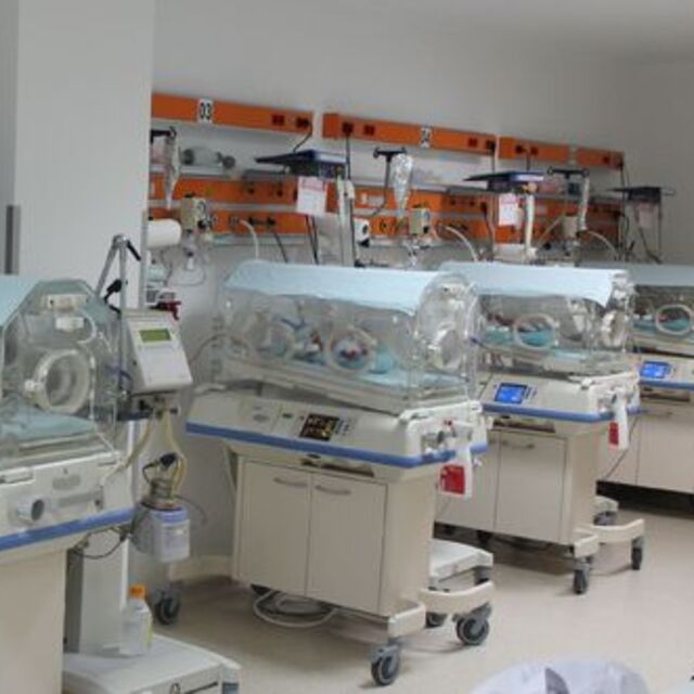 İkinci beşizlere, 15 kişilik ekiple doğum operasyonu