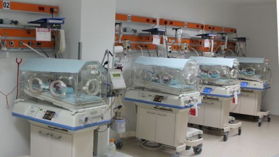 İkinci beşizlere, 15 kişilik ekiple doğum operasyonu