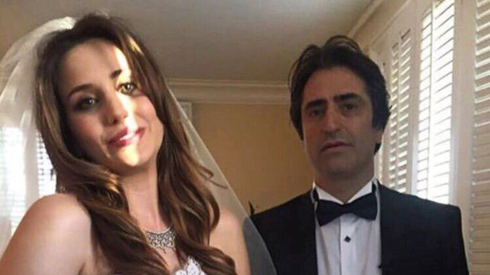 Gelini alnından öptü