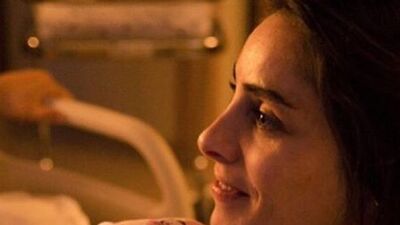 Bebeğinin yüzünü gösterdi