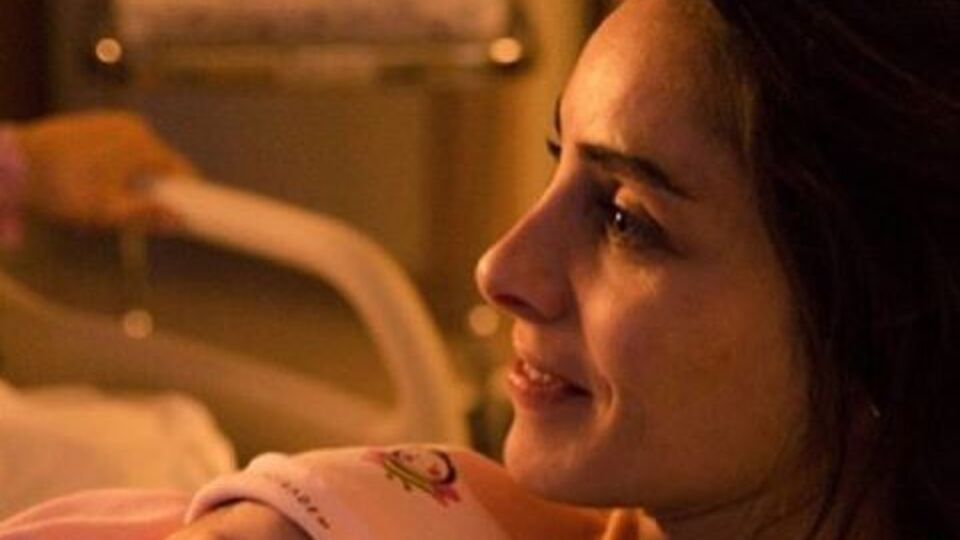 Bebeğinin yüzünü gösterdi