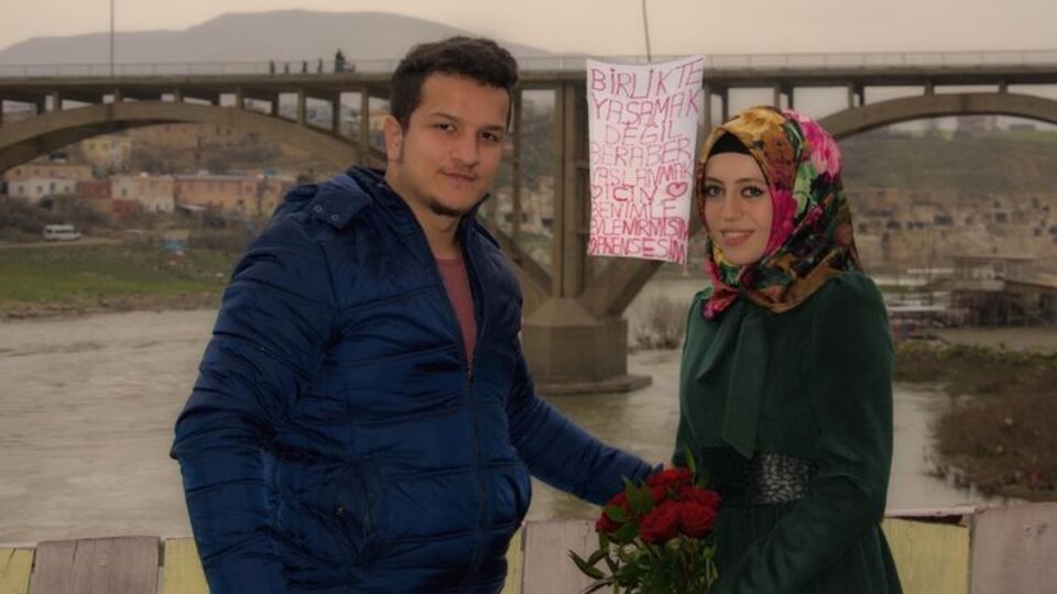 Hasankeyf köprüsünde pankartlı evlenme teklifi