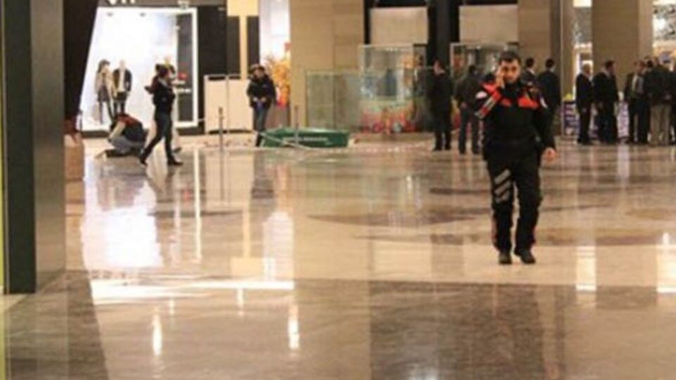 AVM'den atlayan gençlerin cenazeleri ailelerine teslim edildi