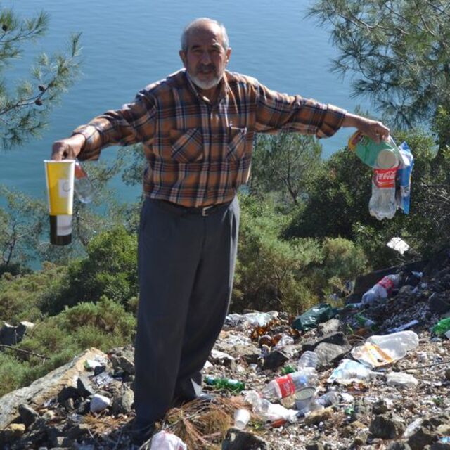 Fethiye'deki çöpleri imam İsmail topluyor!