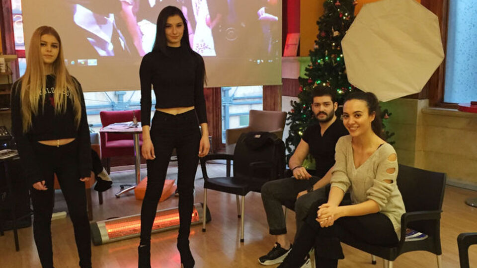 Zarafet kurallarını öğretiyor