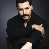 Tek kişilik oyunuyla tiyatro sahnesinde