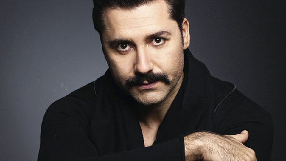 Tek kişilik oyunuyla tiyatro sahnesinde