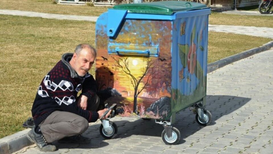 Çöp konteynerleri tuval oldu