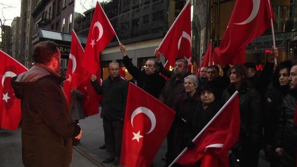New York'ta Türk bayrağıyla protesto