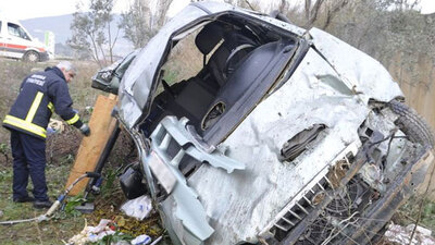 Devrilen minibüsteki yaralıya tahtalı kurtarma