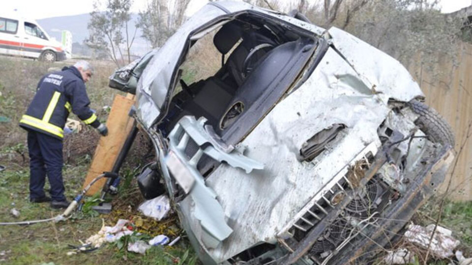 Devrilen minibüsteki yaralıya tahtalı kurtarma