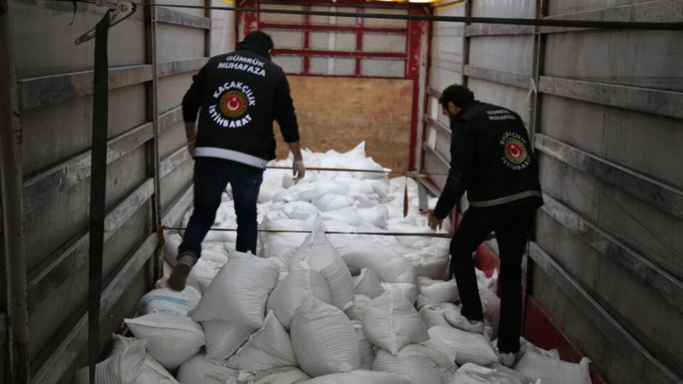 Türkiye'ye 11 tır kaçak ceviz ve fıstık getirildi