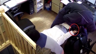 Saati almak için boğmaya çalıştılar!