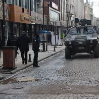 Vatandaşlara zırhlı araçlardan sık sık bu anons geçiliyor