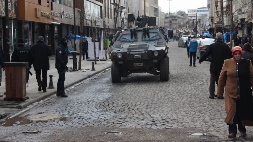 Vatandaşlara zırhlı araçlardan sık sık bu anons geçiliyor