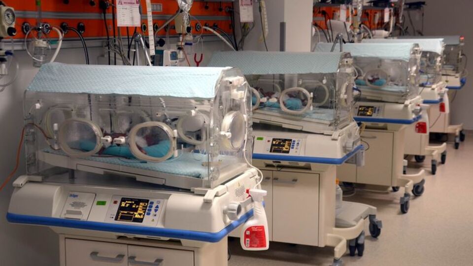 Sare Davutoğlu beşizleri ziyaret etti