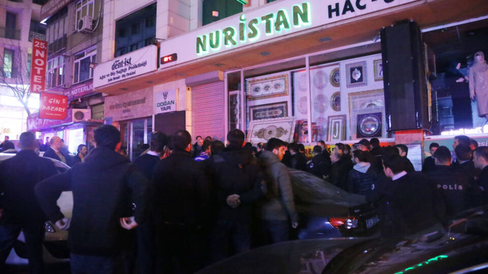 MHP Fatih İlçe Başkanlığı önünde arbede