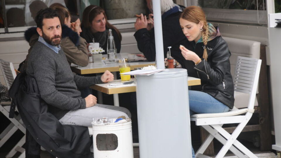 Gelen projeleri değerlendiriyor