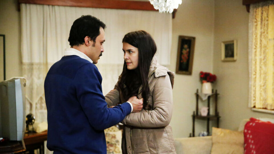 Eylül, üvey babası Kemal'in eline düşer