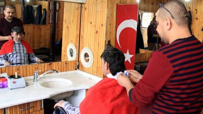 "Dükkanımın önünde gelen geçen bana bakıp..."