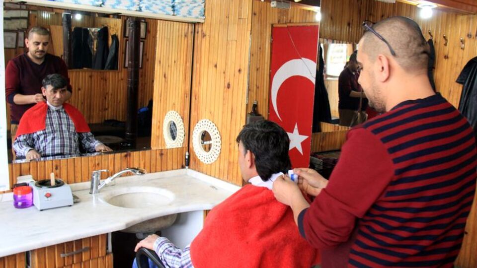 "Dükkanımın önünde gelen geçen bana bakıp..."