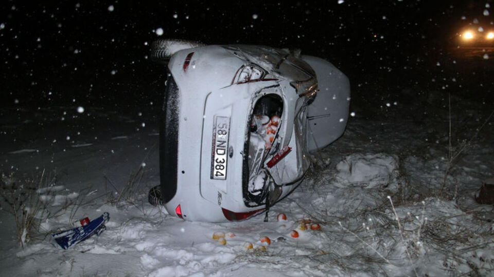 Şarkışla'da otomobil şarampole devrildi