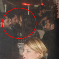 Sevgilisini öpücüklere boğdu