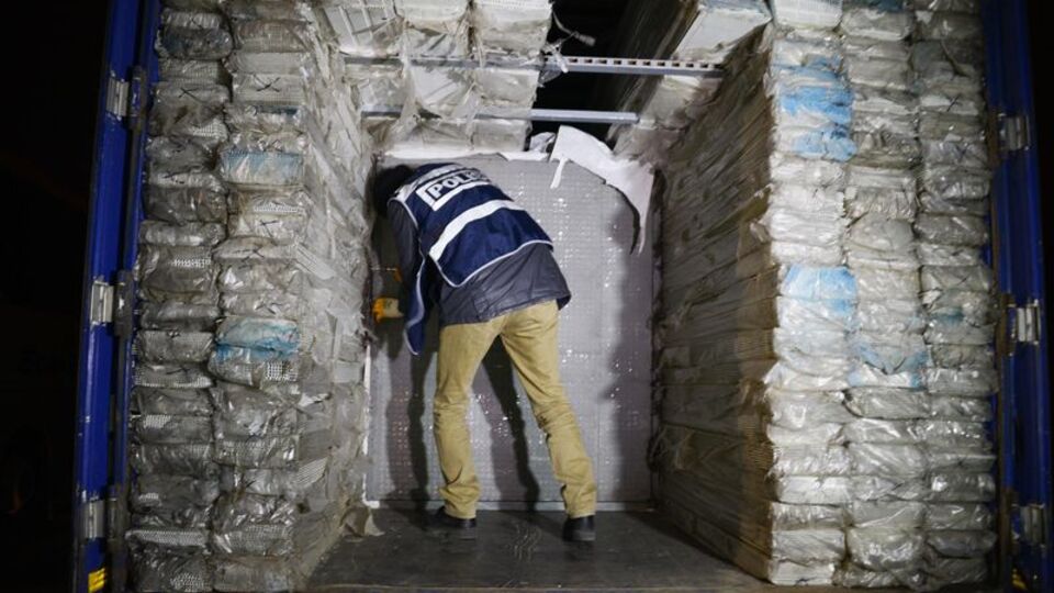 TIR'da 161 bin paket kaçak sigara yakalandı