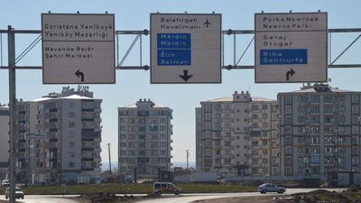 Belediyeden Kürtçe Türkçe yön levhası